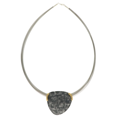 Elegancki naszyjnik z satynowanym elementem 